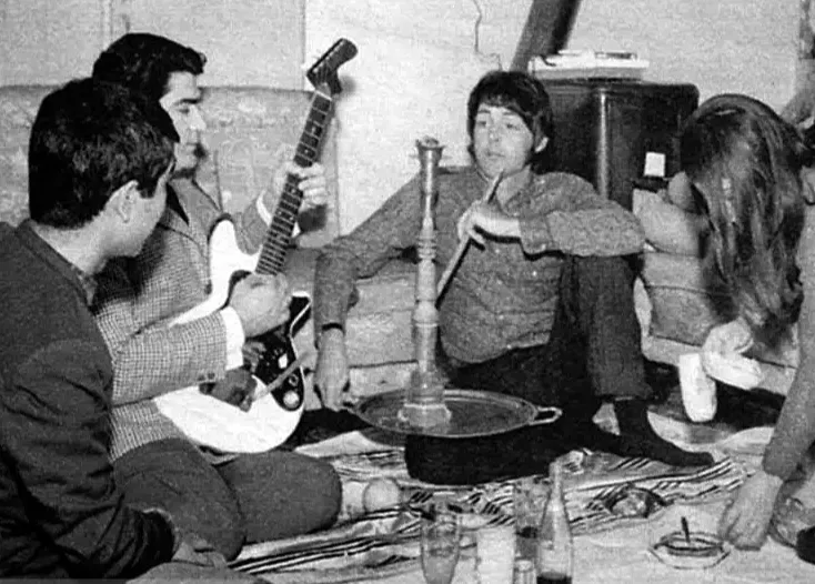  Paul McCartney smokes a hookah at Vigen’s house 